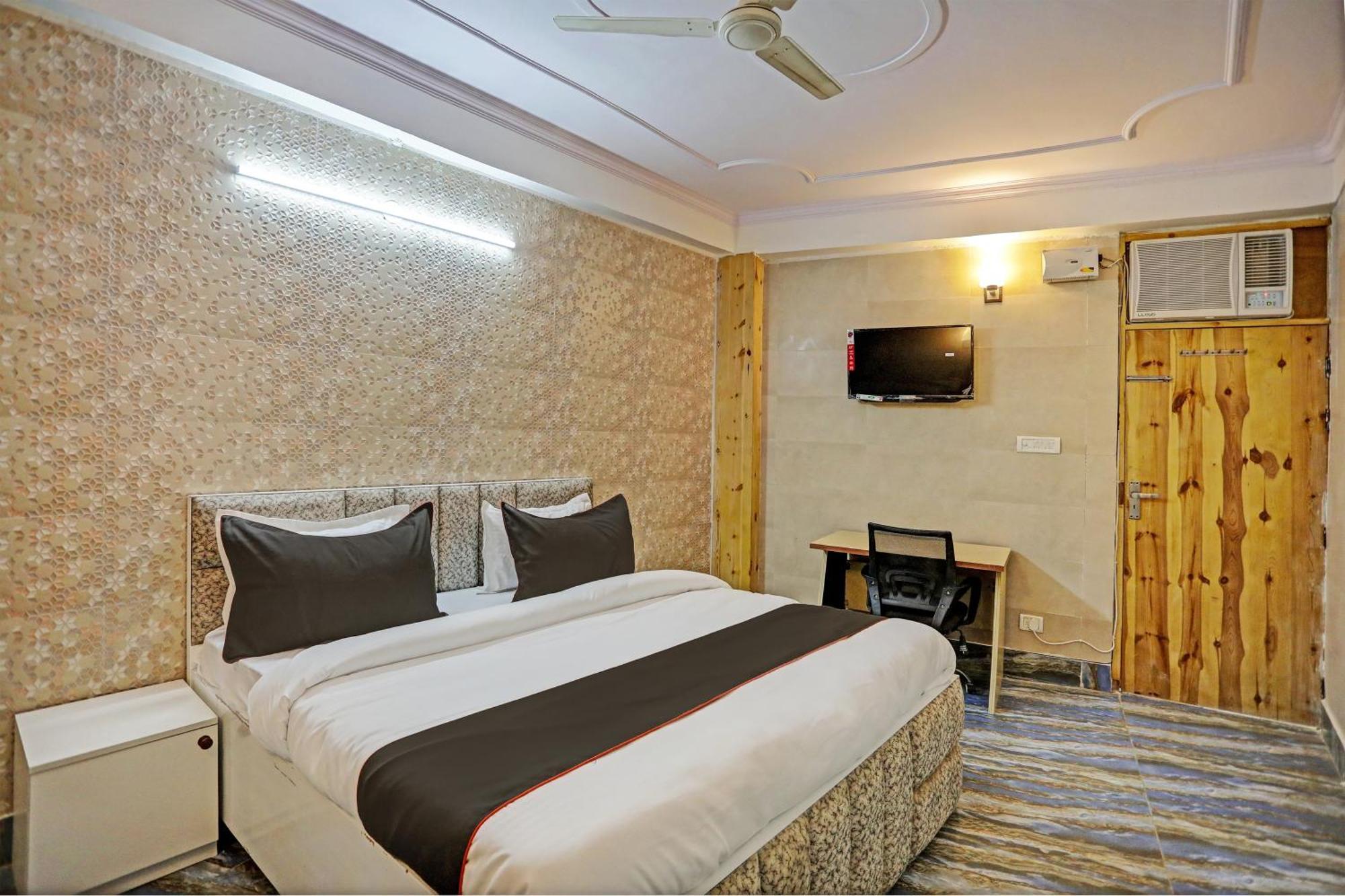 Umen Hotel Nearest Sector 66 Нойда Екстер'єр фото