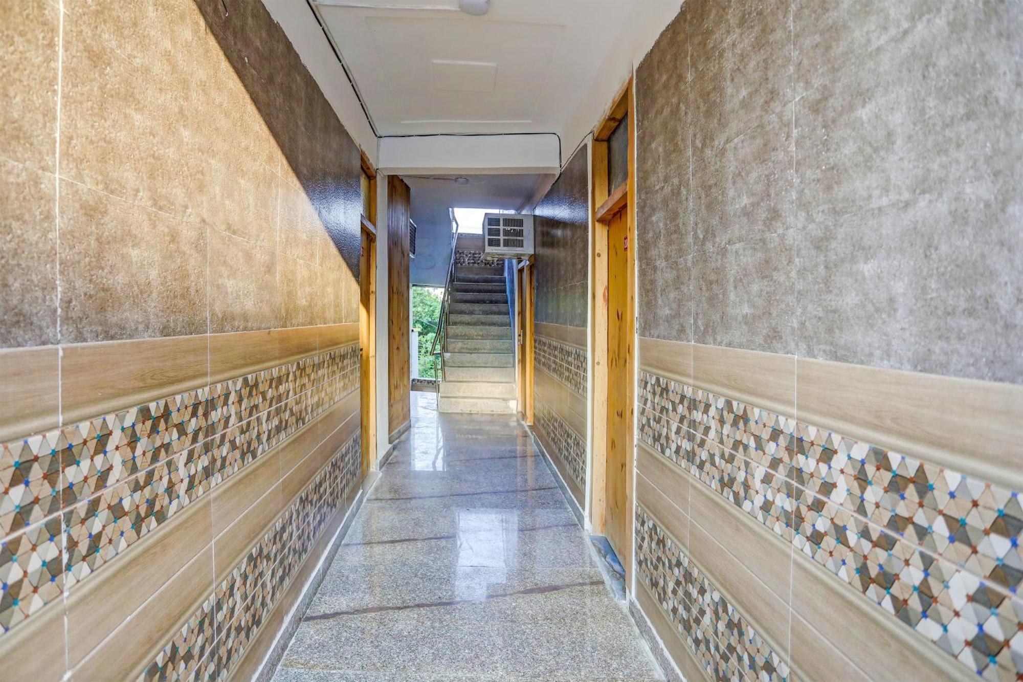 Umen Hotel Nearest Sector 66 Нойда Екстер'єр фото
