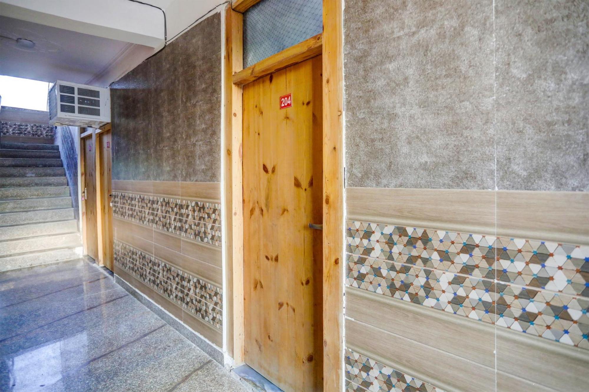 Umen Hotel Nearest Sector 66 Нойда Екстер'єр фото