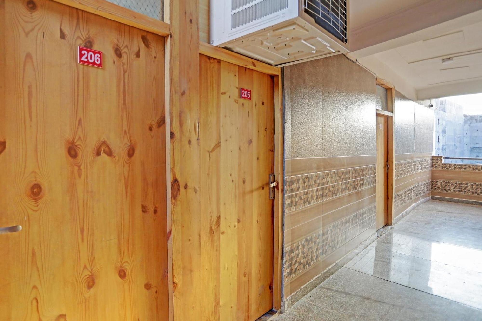 Umen Hotel Nearest Sector 66 Нойда Екстер'єр фото