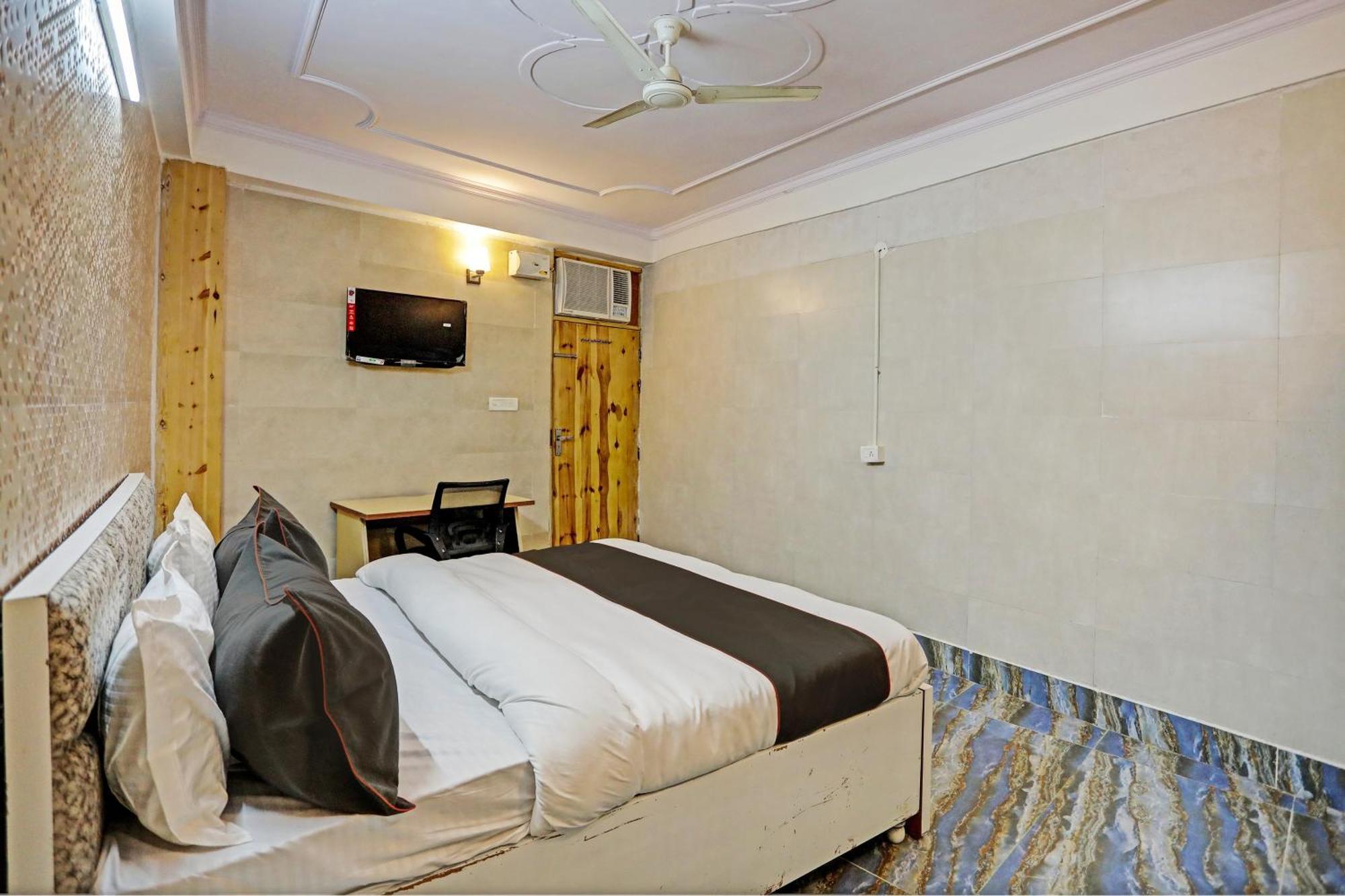 Umen Hotel Nearest Sector 66 Нойда Екстер'єр фото