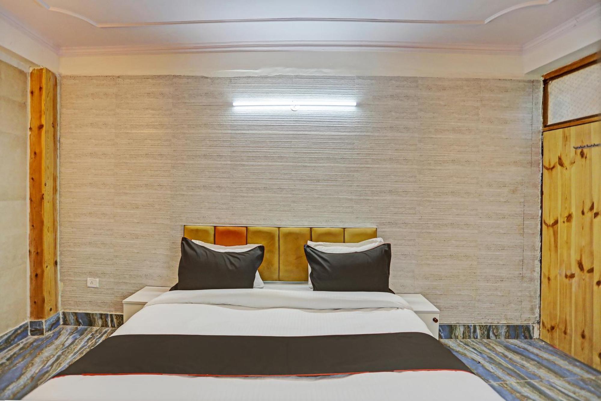Umen Hotel Nearest Sector 66 Нойда Екстер'єр фото