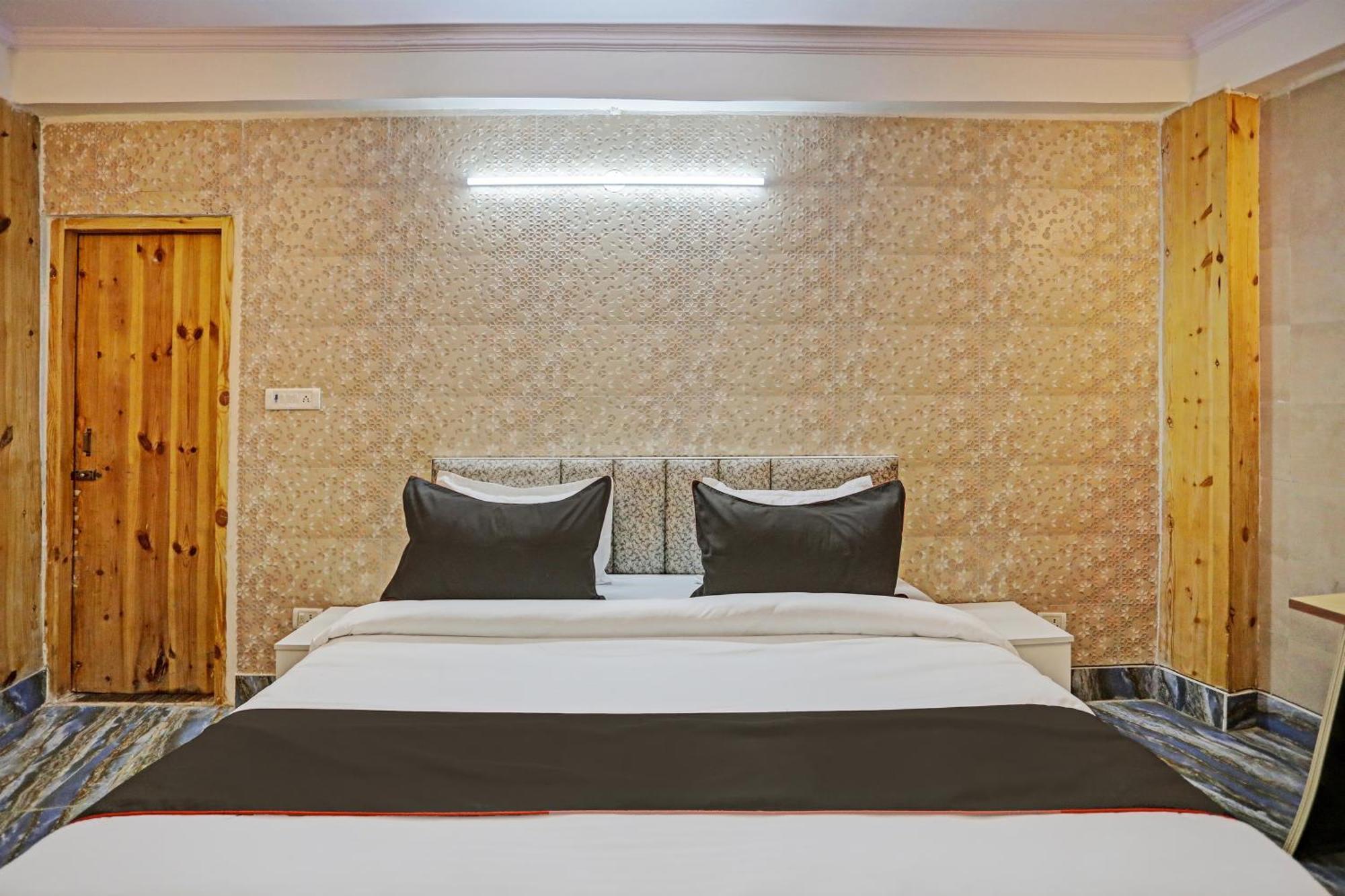 Umen Hotel Nearest Sector 66 Нойда Екстер'єр фото