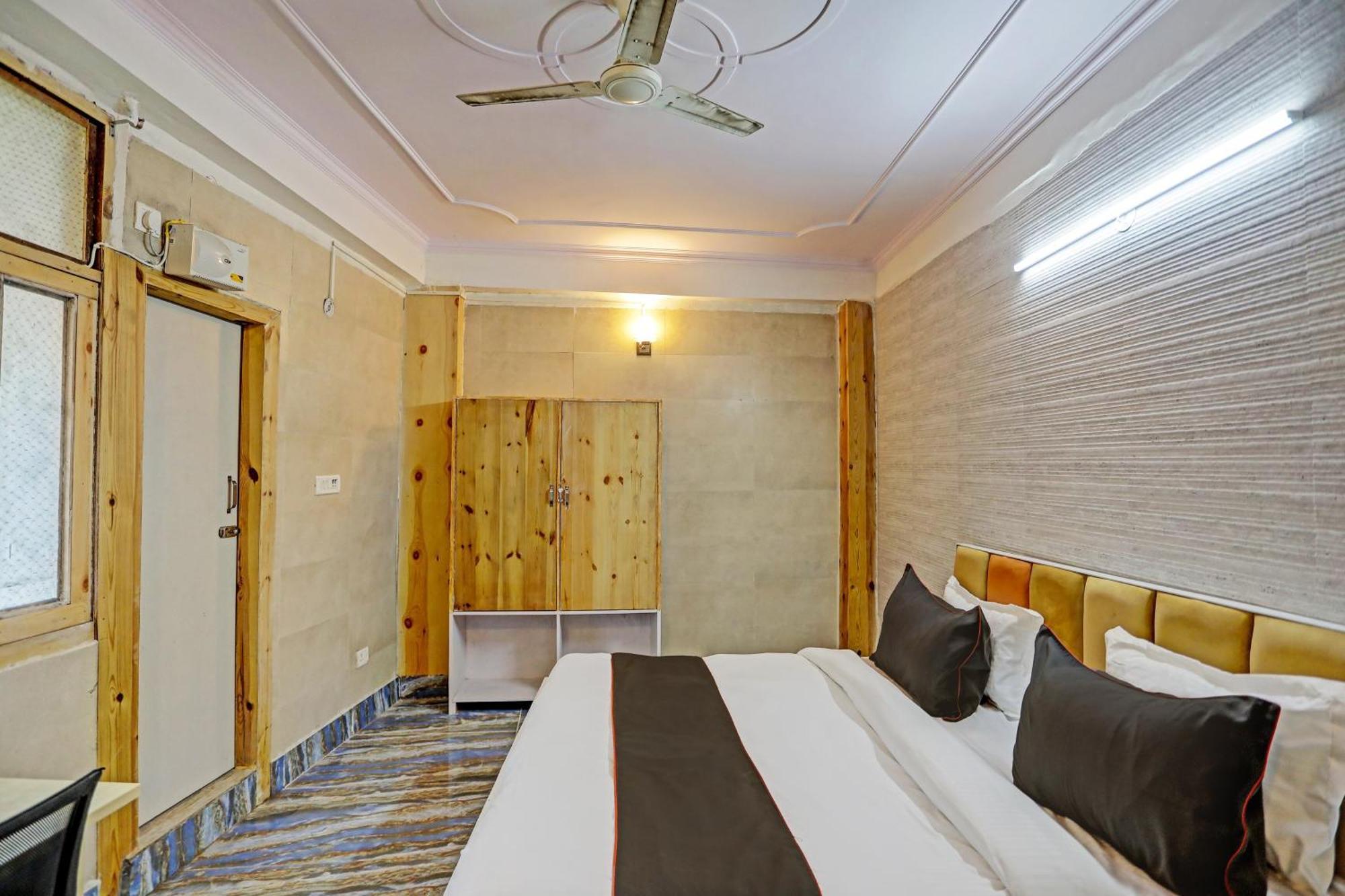 Umen Hotel Nearest Sector 66 Нойда Екстер'єр фото