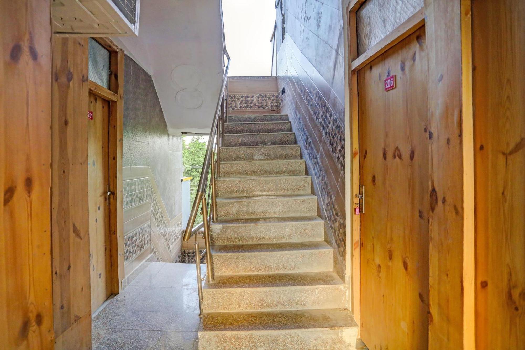 Umen Hotel Nearest Sector 66 Нойда Екстер'єр фото