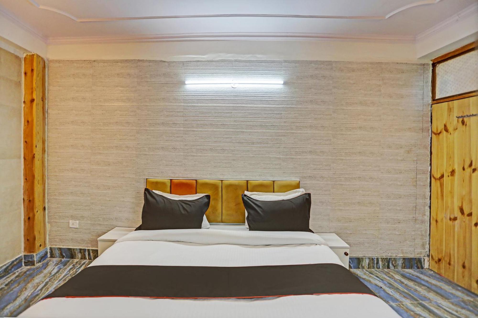 Umen Hotel Nearest Sector 66 Нойда Екстер'єр фото
